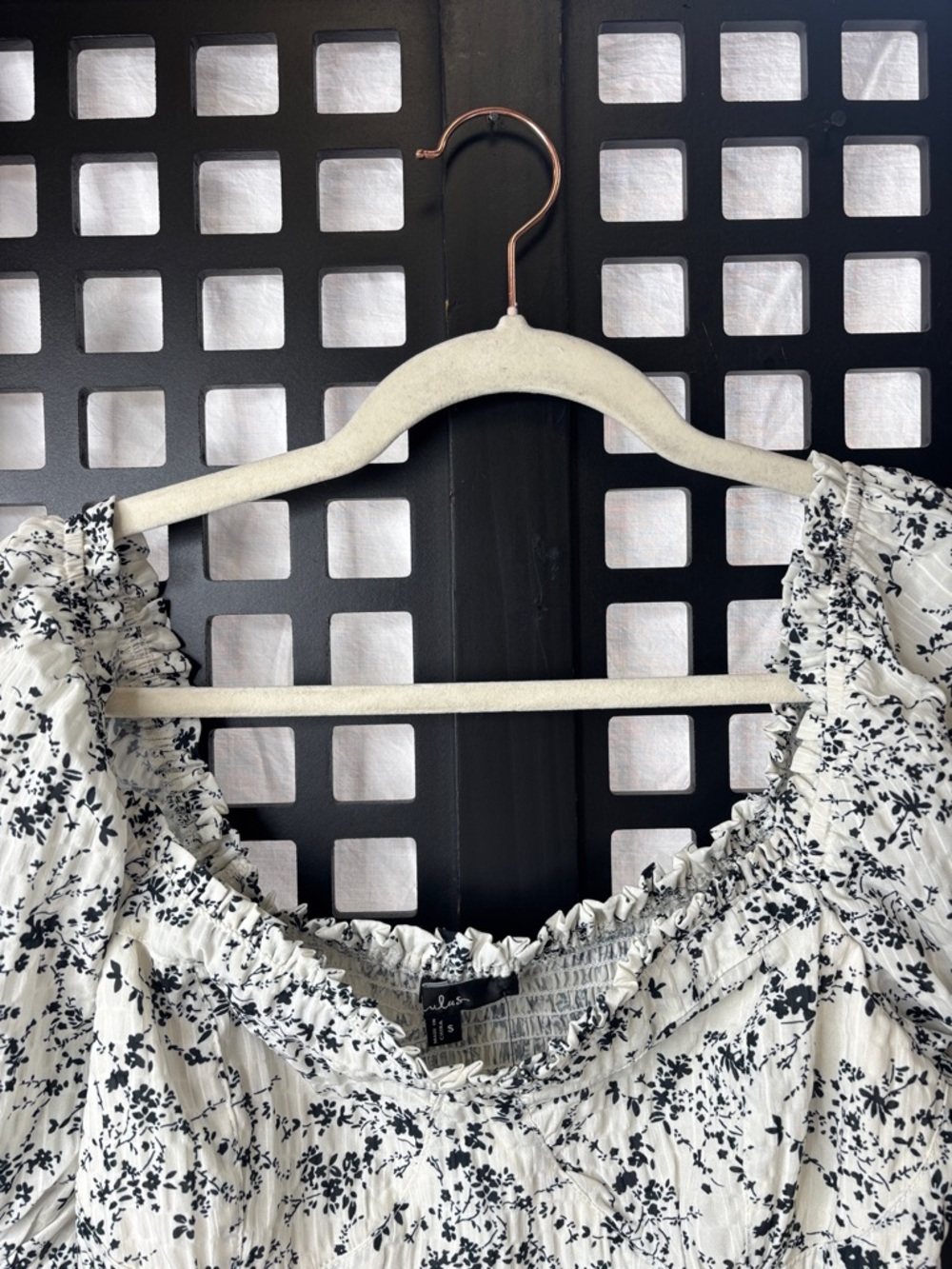 🤍 Lulu’s Smocked Peplum Top Women's Small Black White Floral Puff Sleeve NWT 🤍 - Picture 2 of 12